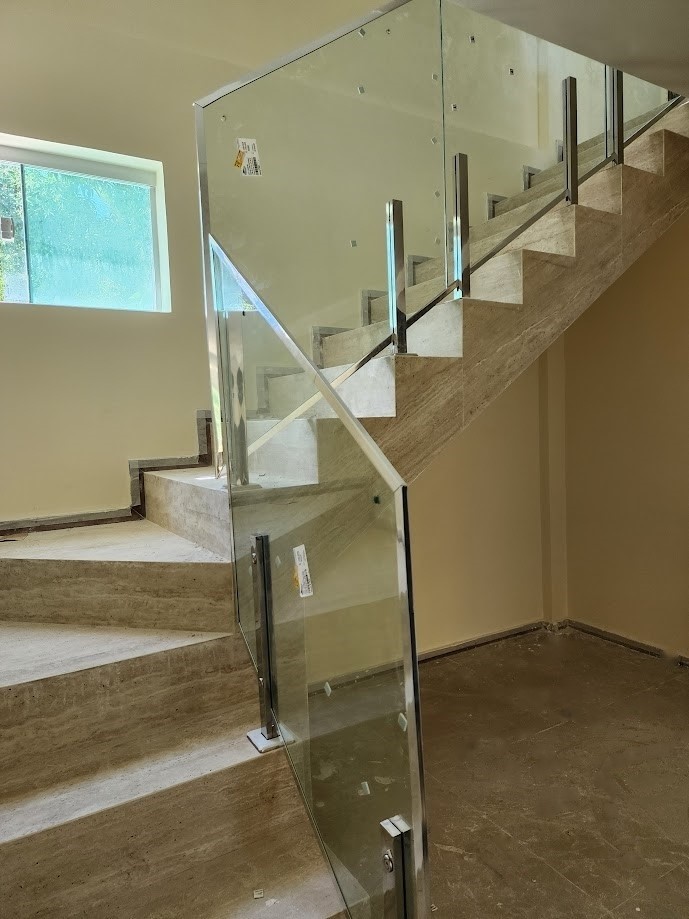 Escada de vidro e aluminio